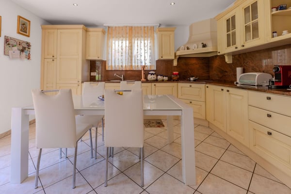 STUPENDA VILLETTA 1.5 LOCALI CON GRANDE GIARDINO A CADENAZZO 3