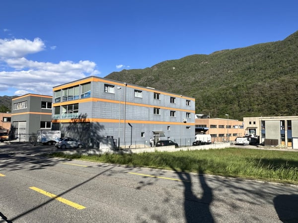 2 NUOVI STABILI AMMINISTRATIVI E ARTIGIANALI A MEZZOVICO 2