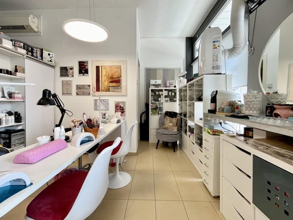 AMPIO SPAZIO COMMERCIALE A MASSAGNO - PIAZZA SANTA LUCIA 4