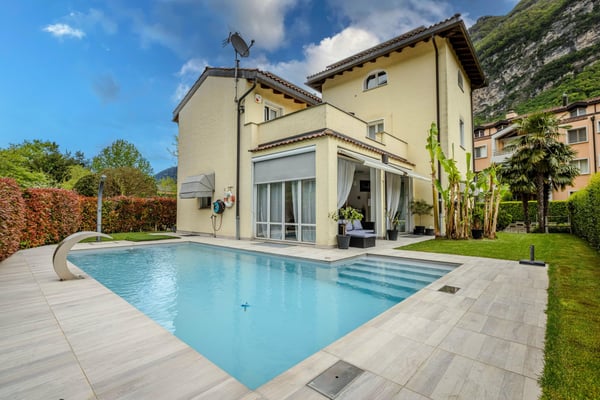 VILLA 2.5 CON TERRAZZE, GIARDINO E PISCINA A RIVA SAN VITALE 1