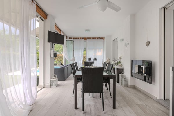 VILLA 2.5 CON TERRAZZE, GIARDINO E PISCINA A RIVA SAN VITALE 2