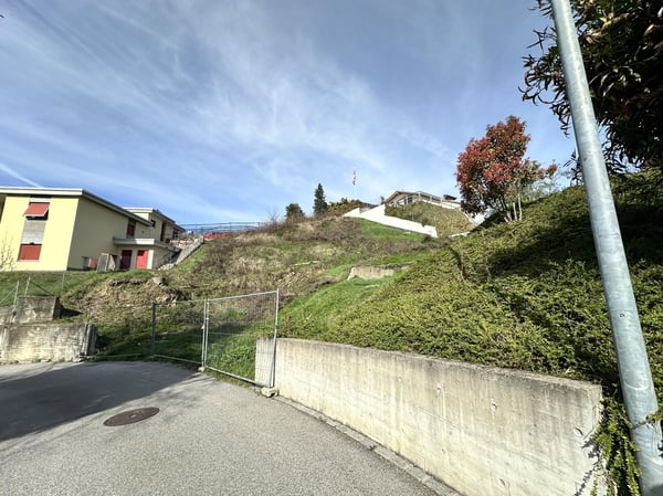 TERRENO CON LICENZA PER UNA VILLA DI PREGIO A COMANO 2