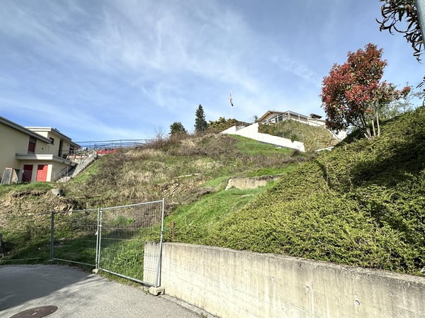 TERRENO CON LICENZA PER UNA VILLA DI PREGIO A COMANO 3