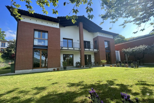 AMPIA VILLA 1.5 LOCALI DI 360 MQ CON GIARDINO A BIOGGIO 1