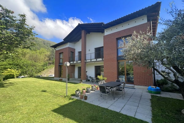 AMPIA VILLA 1.5 LOCALI DI 360 MQ CON GIARDINO A BIOGGIO 8