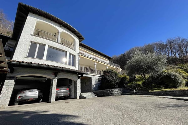 AMPIA E PRESTIGIOSA VILLA 2.5 VISTA LAGO A COLLINA D'ORO 2