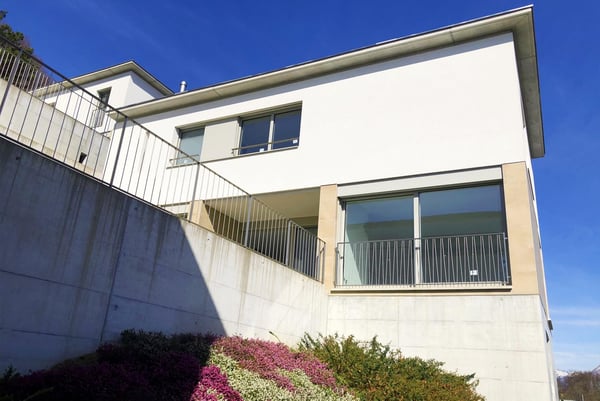 MODERNA VILLA 1.5 LOCALI CON GRANDE GIARDINO A COLLINA D'ORO 2