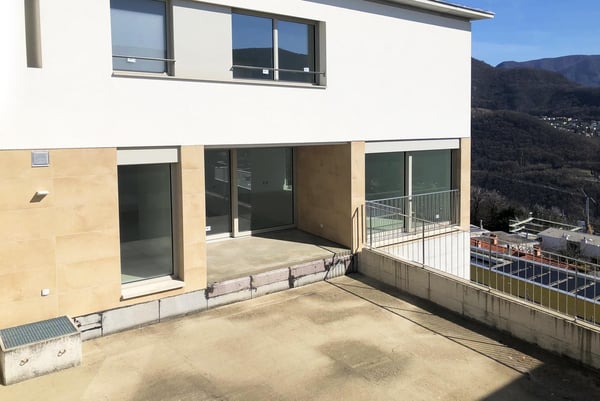 MODERNA VILLA 1.5 LOCALI CON GRANDE GIARDINO A COLLINA D'ORO 1