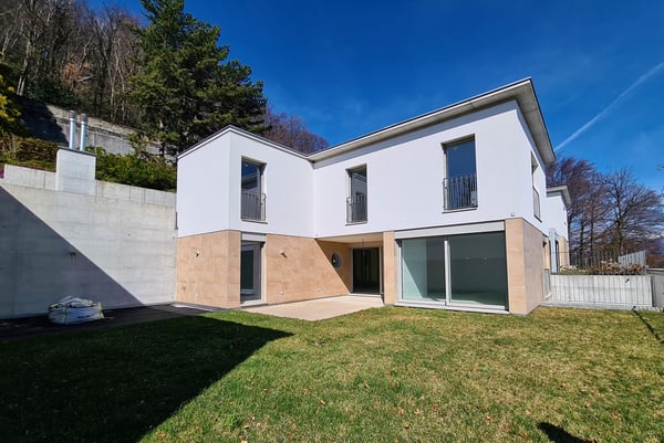 VILLA 1.5 LOCALI CON GIARDINO E VISTA APERTA A COLLINA D'ORO 2