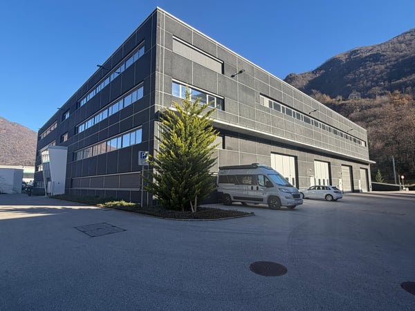 STABILE COMMERCIALE MODERNO A REDDITO A MEZZOVICO 1