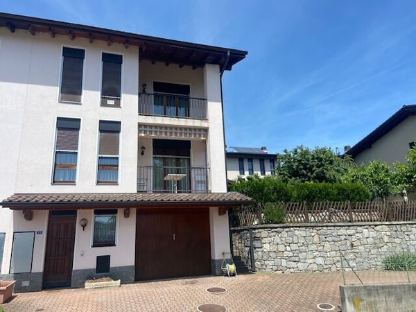 AMPIA CASA GEMELLA DI 7 LOCALI CON GIARDINO A LIGORNETTO 9