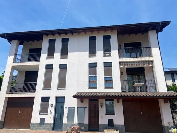 AMPIA CASA GEMELLA DI 7 LOCALI CON GIARDINO A LIGORNETTO 2