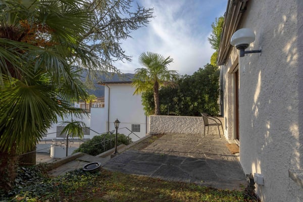 BELLISSIMO 1.5 A REDDITO CON PISCINA E GIARDINO A MORCOTE 7