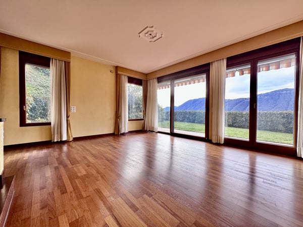 AMPIA VILLA 9 LOCALI CON VISTA LAGO IMPRENDIBILE A CAMPIONE 2