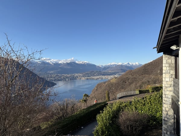 AMPIA CASA 4.5 LOCALI CON SPETTACOLARE VISTA LAGO AD AROGNO 4