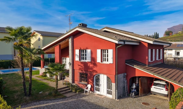 SPAZIOSA VILLA 4.5 CON PISCINA E AMPIO TERRENO A COLDRERIO 1