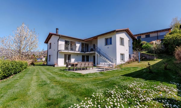 VILLA UNI/BIFAMILIARE 6.5 CON GRANDE GIARDINO A CADRO 9