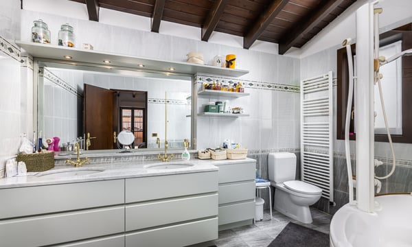 AMPIA ED ESCLUSIVA VILLA 6.5 LOCALI CON PISCINA A COMANO 8
