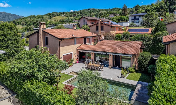 AMPIA ED ESCLUSIVA VILLA 6.5 LOCALI CON PISCINA A COMANO 3