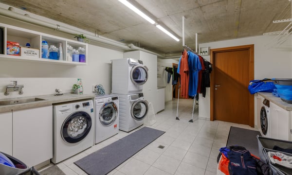 ESCLUSIVA CASA TRIFAMILIARE 8.5 LOCALI CON GROTTINO A MELANO 10