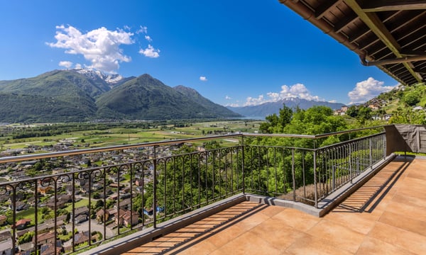 ELEGANTE E AMPIA VILLA VISTA LAGO AD AGARONE - CUGNASCO 2