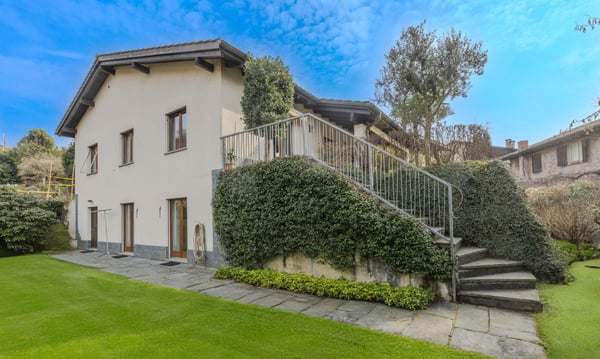 STUPENDA AMPIA VILLA UNIFAMILIARE 5.5 CON GIARDINO A MUZZANO 5
