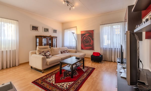 AMPIA E LUMINOSA VILLA DI 10 LOCALI A MORBIO INFERIORE 6