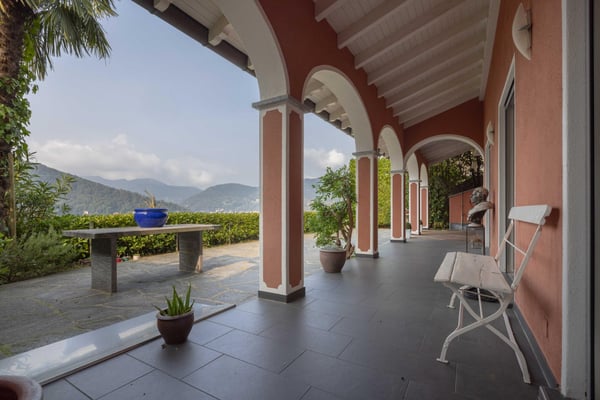 MERAVIGLIOSA VILLA 5.5 CON VISTA LAGO IN COLLINA D'ORO 3