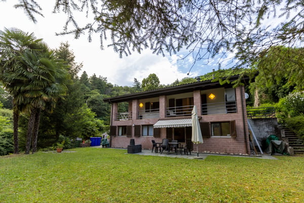 GRANDE VILLA 7.5 LOCALI IN ZONA RISERVATA E VERDE A TRESA 1