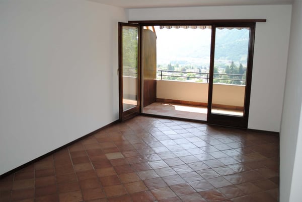 COMODO 2.5 CON TERRAZZA IN RESIDENZA CON PISCINA A COMANO 4