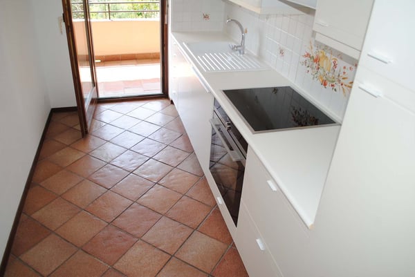 COMODO 2.5 CON TERRAZZA IN RESIDENZA CON PISCINA A COMANO 6