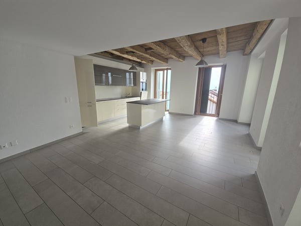 BELLA CASA RISTRUTTURATA 4.5 LOCALI VISTA LAGO A CADEMARIO 2