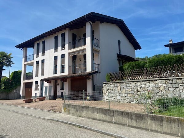 AMPIA CASA GEMELLA DI 7 LOCALI CON GIARDINO A LIGORNETTO 1
