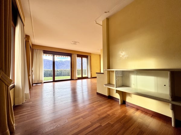AMPIA VILLA 9 LOCALI CON VISTA LAGO IMPRENDIBILE A CAMPIONE 4