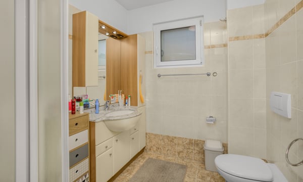 AMPIA E STUPENDA VILLA DI 5.5 LOCALI CON PISCINA A MEZZOVICO 9