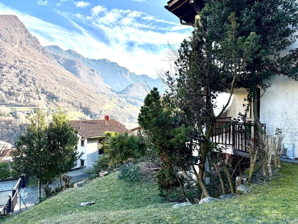 ACCOGLIENTE VILLETTA CON 2 TERRAZZE E GIARDINO AD AROGNO 8