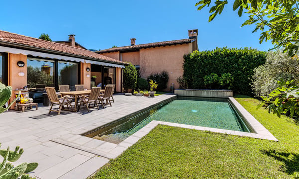 AMPIA ED ESCLUSIVA VILLA 6.5 LOCALI CON PISCINA A COMANO 1