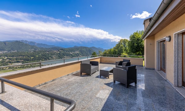 VILLA 5.5 LOCALI VISTA LAGO CON GIARDINO DI 1000 MQ A CIMO 8
