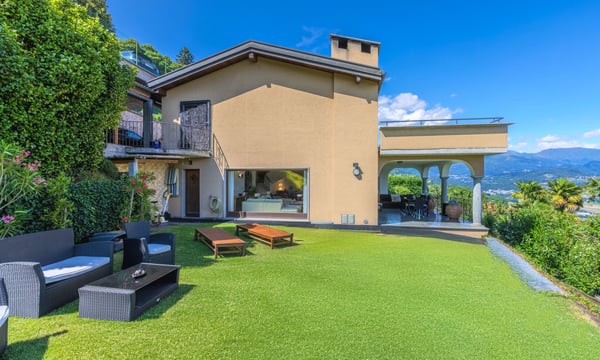 VILLA 5.5 LOCALI VISTA LAGO CON GIARDINO DI 1000 MQ A CIMO 2