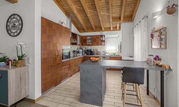 ESCLUSIVA CASA TRIFAMILIARE 8.5 LOCALI CON GROTTINO A MELANO 8