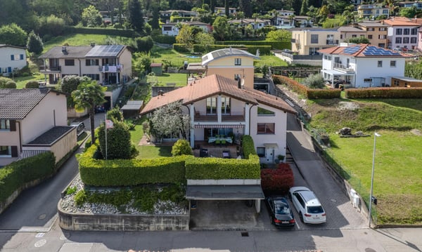 STUPENDA VILLA BIFAMILIARE 8.5 LOCALI CON GIARDINO A PURA 9