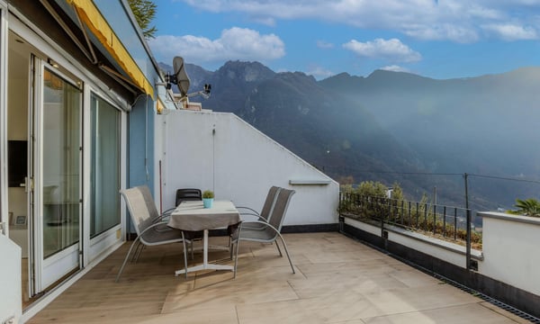 BELLISSIMO E AMPIO 2.5 VISTA LAGO CON TERRAZZA A ROVIO 1