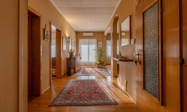 AMPIA E LUMINOSA VILLA DI 10 LOCALI A MORBIO INFERIORE 3