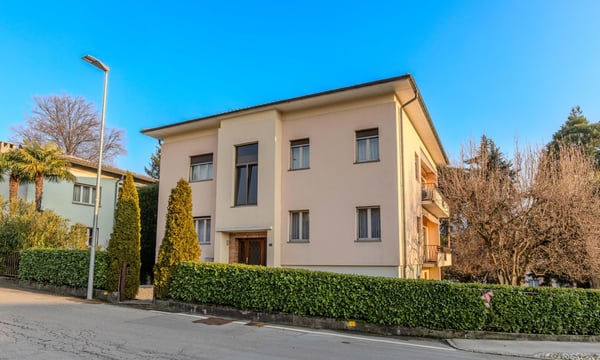 AMPIA E LUMINOSA VILLA DI 10 LOCALI A MORBIO INFERIORE 11