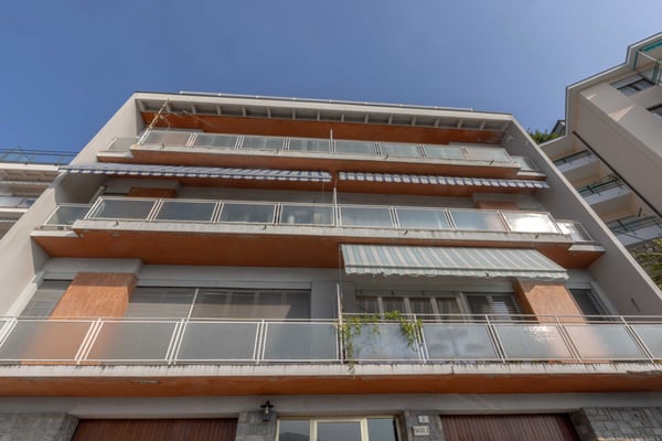 CONFORTEVOLE TRILOCALE CON TERRAZZA VISTA LAGO A CAMPIONE 9