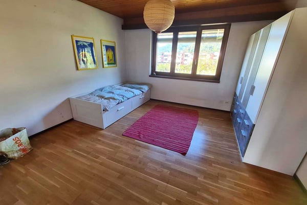 ACCOGLIENTE CASA 5.5 LOCALI IMMERSA NEL VERDE A MELANO 9