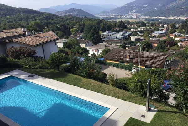 COMODO 2.5 CON TERRAZZA IN RESIDENZA CON PISCINA A COMANO 2