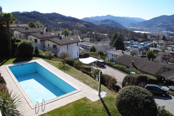 ATTICO DUPLEX MANSARDATO 5.5 LOCALI CON PISCINA A COMANO 1