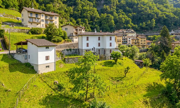 AFFARE - CASA 5.5 LOCALI IN POSIZIONE PANORAMICA AD AROGNO 2