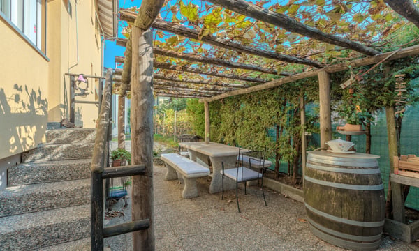 STUPENDA VILLA 8.5 LOCALI CON GIARDINO E GROTTO A GIUBIASCO 8